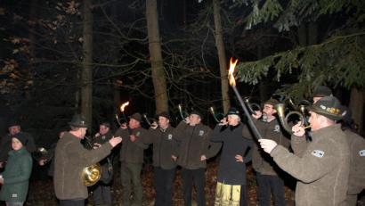 Bild: frd
Hörnerklang im Fackelschein: Zum Auftakt der Hubertusmesse spielten die Jagdhornbläser der Kreisgruppe Oberviechtach vor der Walpurgiskapelle.