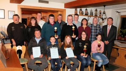 Bild: bsc
Den Kreis- und Vizemeistern der Kreisgeflügelschau 2019 gratulierten (von rechts) Schirmherr Oskar Schuster und Kreisvorsitzender Karl Weiß sowie die Vorsitzende des ausrichtenden Kleintierzuchtvereins Friedenfels, Ramona Bauer (Zweite von links).