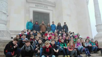 Bild: den
Die 5b und 5c mit den Lehrern und Tutoren auf der Treppe der Befreiungshalle.