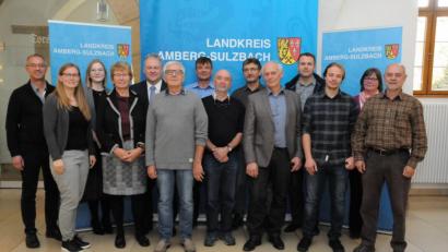 Bild: Christine Hollederer
Landrat Richard Reisinger (Fünfter von links) begrüßt die neuen ehrenamtlichen Mitglieder des Naturschutzbeirates bei der konstituierenden Sitzung im Landratsamt.