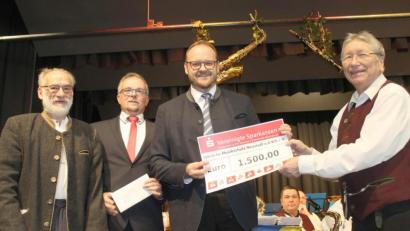 Bild: Schönberger, Ferdinand [fsb]
Vorsitzender Reinhold Schwarzmeier (von links), Marktdirektor der Vereinigten Sparkassen Thomas Müllner, Landrat Andreas Meier und musikalischer Leiter Karl Wildenauer präsentieren den überdimensionalen Spendenscheck beim Jubiläumskonzert der Stadtkapelle.