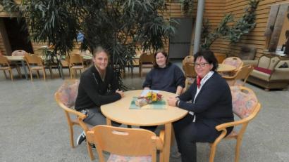 Bild: fua
Für Einrichtungsleiterin Claudia Heier, Sozialpädagogin Christina Ponader und den stellvertretenden Pflegedienstleiter Kevin Wienerl (von rechts nach links) steht fest: Institutionen müssen alltägliche Texte so formulieren, dass jeder sie verstehen kann.