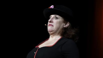 Bild: Petra Hartl
So kennt das Publikum Luise Kinseher: ausdrucksstark und nie um eine Grimasse verlegen. Dass die ehemalige Nockherberg-Darstellerin auch witzig und stimmgewaltig ist, beweist sie bei ihrem gefeierten Auftritt im Musikomm.