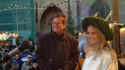 Archivbild: Petra Hartl
Weihnachtsmarkt in Amberg 2004: Stefanie Luber
(rechts) war die erste Amberger Lucia. Links: Michael Cerny, der damals als Bürgermeister den Weihnachtsmarkt eröffnete.