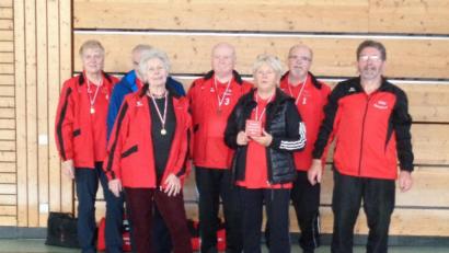 Bild: jzk
Die Herren- und die Damenmannschaft schnitten bei der offenen mittelfränkischen Meisterschaft im Bosseln sehr gut ab. Es spielten Gisela Kindler, Otto Schober, Antje Lauter, Hermann Weismeier, Elisabeth Didjurgis, Hans Breuer und Otto Ackermann (von links).