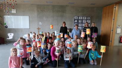 Bild: exb
Das Bild zeigt die Klassen 1a und 1b mit ihren Klassenlehrerinnen Frau Wettinger und Frau Böhm, Frau Castello- Schmidt in der Mitte und Rektorin Irmgard Wittmann.