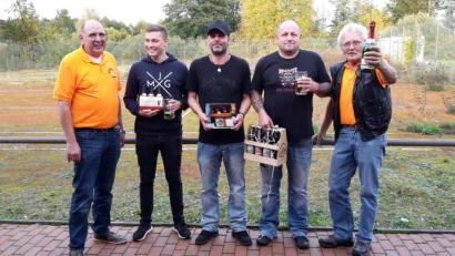 Bild: döh
Die Sieger des Freundschaftsknobeln zwischen Knobelclub und Jägermeisterclub (von links): Vorsitzender Helmut Döbereiner vom Knobelclub, Christian Bauer (4. Platz), Sieger Martin Schwirtz, Vorsitzender Thomas Lühr vom Jägermeisterclub (2. Platz) und Dieter Lühr (3. Platz).