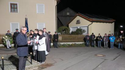 Bild: jzk
„Wir wünschen uns alle für unsere Kinder und Enkel, dass sie in den kommenden Jahrzehnten ebenso in Frieden leben können, wie die meisten von uns das konnten“ sagte Bürgermeister Werner Nickl (links) bei seiner Ansprache am Schönreuther Kriegerdenkmal.