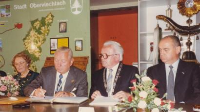Bild: lg
1981 wurde Alois Niederalt (Zweiter von links) Ehrenbürger von Oberviechtach. Links seine Gattin Carola Niederalt, rechts Bürgermeister Josef Spichtinger und Staatssekretär Max Fischer (Cham).