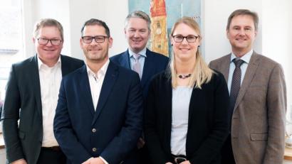 Bild: Susanne Schwab/exb
Oberbürgermeister Michael Cerny (links), Baureferent Markus Kühne (Mitte) und Personalreferent Bernhard Mitko (rechts) präsentieren die beiden neuen Amtsleiter Hubert Meier und Susanne Augustin.