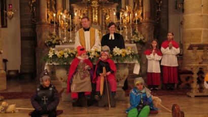Bild: jzk
Pfarrer Thomas Kraus und Pfarrerin Kathrin Spies erklärten den Kindern den Sinn der Martinslegende.