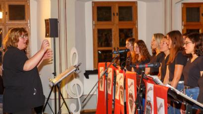 Bild: sus
Manuela Rügamer dirigierte ein letztes Mal den Chor der Sing- und Musikschule.