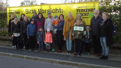 Bild: u
Ein am Zaun des St.-Wolfgang-Kindergartens angebrachtes Transparent appelliert, langsamer zu fahren (von rechts): Magdalena Wölker (Kita), Hubert Ritz (Verkehrswachtvorsitzender), Uta-Maria Kriegler (Kita-Leiterin), Michaela Meier, Sandra Uhl, Uwe Schlaffer, Christine Graf und Eva Ries vom Elternbeirat, Laura Rustler, Selina Dalitz und Julia Waldhauser (alle Kita) sowie Elternbeirätin Isabel Tröster.
