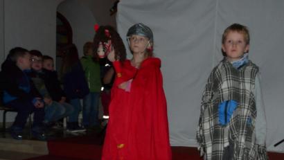 Bild: mez
In einem Schattenspiel zeigten Louis Hess als Bettler und Maxima Reger (von rechts) als Heiliger in der Pfarrkirche die Martinslegende.