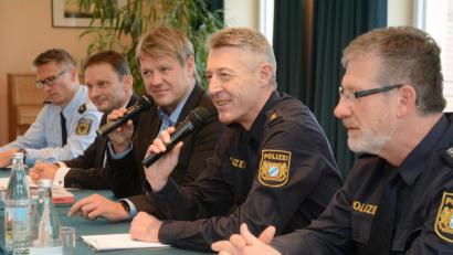 Bild: Gabi Schönberger
Diskutierten mit rund 25 Weidenern zum Thema Sicherheit (von links): Polizeidirektor Gerhard Höfler (Bundespolizei Waidhaus), Bürgermeister Jens Meyer, Moderator und ILS-Leiter Jürgen Meyer, Klaus Müller (Polizeidirektor, Leiter der Inspektion Weiden) sowie Polizeihauptkommissar Johann Wurm, Verkehrssachbearbeiter bei der Weidener Polizei.