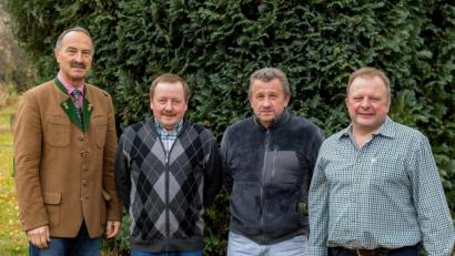 Bild: Martin Hertel/exb
Forstbetriebsleiter Winfried Pfahler (links) und Personalratsvorsitzender Robert Sieber (rechts) dankten bei der Personalversammlung des Forstbetriebs Fichtelberg den beiden Forstwirten Harald Benker und Wilhelm Herrmann für 40 Jahre treue Dienste bei den Bayerischen Staatsforsten.
