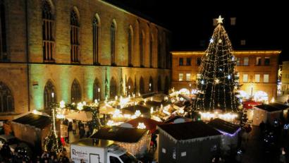 Bild: Stephan Huber
„Amberg singt im Advent“ heißt das flashmobartige Event, das am vierten Adventssamstag wieder zwischen Budenstadt und Rathaus über die Freiluftbühne geht.