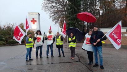 Bild: td
Am frühen Morgen stellten sich einige Streikende vor das Klinikgelände in Lindenlohe, um auf den Ausstand aufmerksam zu machen. Die gut besuchte Streikversammlung fand anschließend im benachbarten Schwarzenfeld statt.