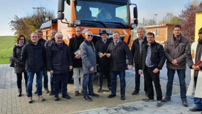Bild: sm
Gerhard Pamler von MAN übergibt bei der Fahrzeugweihe symbolisch den Schlüssel für den neuen Gemeinde-LKW an Bürgermeister Gerhard Kellner.