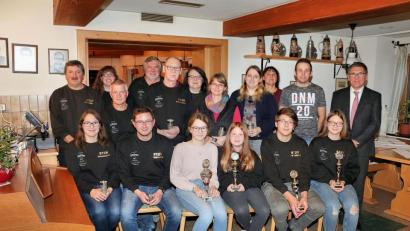 Bild: bsc
Angeschlossen war der Kreisschau die Lokalschau des ausrichtenden Kleintierzuchtvereins Friedenfels. Schirmherr Oskar Schuster (rechts) und Vorsitzende Ramona Bauer (hinten links) beglückwünschten nach der Siegerehrung die neuen Vereins- und Vizemeister.