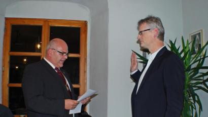 Bild: enz
Bürgermeister Klaus Meyer (links) vereidigte Hubert Stark als neuen Marktrat.
