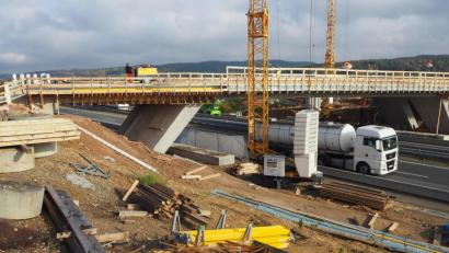 Bild: bl
Die Großbaustelle im Nabburger Ortsteil Perschen nähert sich dem Ende. Noch in diesem Jahr soll die Brücke, die den Ort mit Neusath verbindet, befahrbar sein. Mit einer Einschränkung: Das Wetter muss beim vorläufigen Endspurt mitspielen.