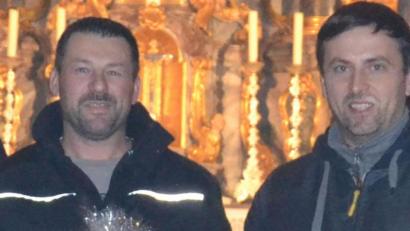 Bild: gi
Alle Lichteffekte zur „Nacht der Lichter“ in der Wieskirche haben Marco Spandl Wolfgang Bernhard (von links) kostenlos für die Ministranten und Pfarrei installiert. Dafür bedankten sich die Ministranten mit einem Brotzeitkörbchen.