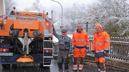 Bild: nm
Vom Wintereinbruch ließen sich Berthold Preisinger, Franz Wünsche und Alexander Klettner (von links) am Mittwoch nicht beeindrucken. Das Bauhofteam und die Gerätschaften sind jedenfalls für Einsätze gerüstet.
