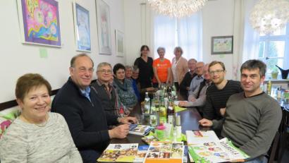 Bild: jzk
Kerstin Haid, Sheila Finnie und Ulrike Möller (stehend, von links) leiteten das Treffen der Selbsthilfegruppe Zöliakie im Familienzentrum Mittendrin.