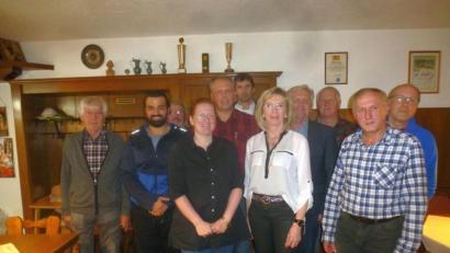 Bild: mad
Das neue Vorstandsgremium: Adolf Mandl, Zafer Bacak, Josef Leonhardt, neue Vorsitzende Christina Ziereis, Edmund Sukale, Robert Zimmermann junior, Monika Dettwiller, zweiter Vorsitzender Franz Bauer, Herbert Gulz, Hans Meier und Georg Richthammer.