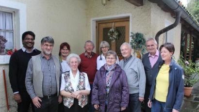 Bild: soj
Maria Sondermeier (Vierte von links) feierte zusammen mit vielen Freunden und Bekannten ihren 85.Geburtstag.