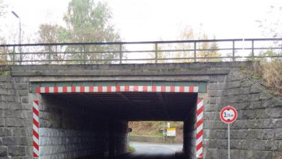 Bild: ak
Der Neubau der Bahnbrücke (Ansicht von Norden) im Westen Speichersdorfs wird konkret. 2021 sollen die zweijährigen Arbeiten beginnen.