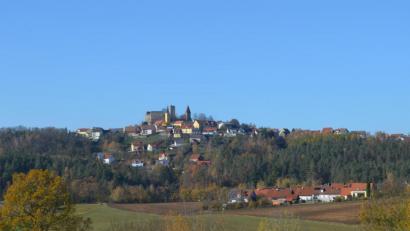 Bild: fz
Am Fuße des Bergkegels ist links angrenzend an die Siedlung am Ringelbrunnen das Baugebiet "Ringelbrunnen III" mit 20 Bauplätzen beabsichtigt.