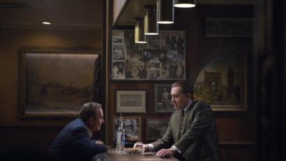 Bild: Netflix/dpa
Robert Deniro (rechts) spielt einmal mehr in einem Film von Martin Scorsese mit. Außerdem ist Joe Pesci mit an Bord, der vor allem für seine Darstellung in "Good Fellas - Drei Jahrzehnte in der Mafia" (ebenfalls unter der Regie von Martin Scorsese) bekannt ist. 

Joe Pesci (l) als Russell Bufalino und Robert DeNiro als Frank Sheeran in einer Szene des Films "The Irishman" (undatierte Filmszene). Der Film kommt am 14.11.2019 in die deutschen Kinos. (zu dpa-Kinostarts vom 07.11.2019) Foto: -/Netflix/dpa - ACHTUNG: Nur zur redaktionellen Verwendung im Zusammenhang mit einer Berichterstattung über den Film und nur mit vollständiger Nennung des vorstehenden Credits +++ dpa-Bildfunk +++