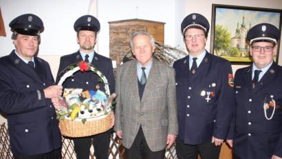 Bild: kro
Konrad Fischer (Mitte) feierte seinen 85. Geburtstag. Dazu gratulierten im Namen der Feuerwehr Querenbach (von links) Richard Schicker, Matthias Döberl, Konrad Hart und Uwe Friedrich.