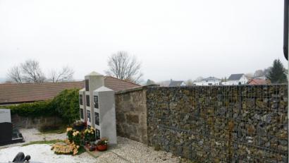 Bild: bey
Die Urnenwand beidseits der bestehenden Stelen erweitert werden. Der Stadtrat beschloss in seiner Sitzung am Dienstagabend die Einholung von Angeboten.