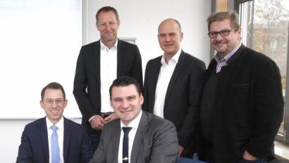 Bild: Hirsch
Landrat Thomas Ebeling (sitzend rechts) und seine Mitarbeiter Christian Meyer und Reiner Kolloch ließen sich von Dr. Andre Zorger (sitzend llinks) und Michael Wittmann (stehend Zweiter von rechts) die neue Internetplattform "Energie.Monitor" erklären.