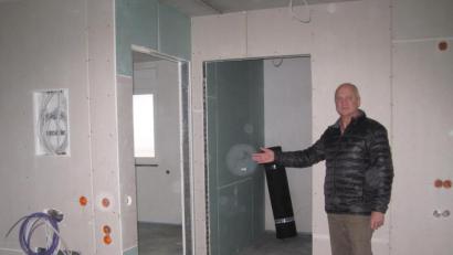 Bild: cv
Es geht voran: Bürgermeister Walter Schauer zeigt den Fortschritt bei den Umbau-Maßnahmen an der 1966 eingeweihten Schule in Thanstein.