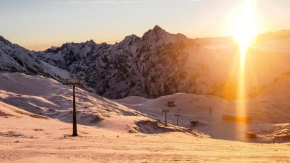 Bild: -
Die Sonne geht im Zugspitzgebiet auf. Foto: -/Bayerische Zugspitzbahn AG/dpa/Archivbild