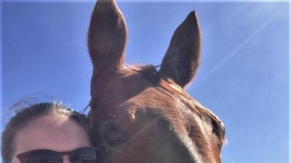 Bild: exb
Westernreiterin Simona Neumüller genießt die schönen Tage in Kalifornien, wo sie auf einer Ranch mit „Lil Ruff Secret“ für die WM trainiert.