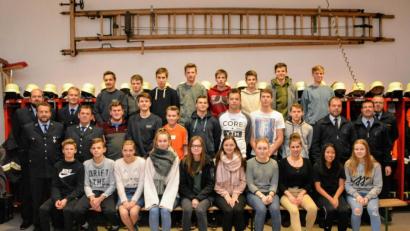 Bild: fdl
Sowohl das Prüferteam als auch die Führung der Ehenfelder Wehr freuen sich über die guten Leistungen der 25 Teilnehmer am Wissenstest für Jugendfeuerwehren.