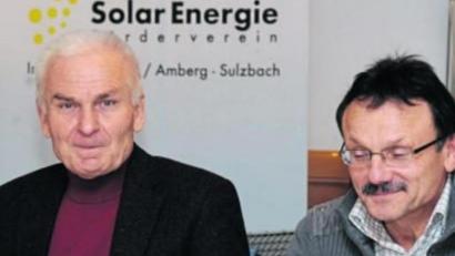 Bild: gf
Hans-Jürgen Frey (links), Vorsitzender des Solarfördervereins, erinnert sich an die Anfänge vor 25 Jahren. Sein Stellvertreter Lorenz Hirsch (rechts) geht auch in Schulen, um den Kindern Wissen über die Kraft der Sonne zu vermitteln.
