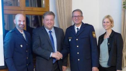 Bild: jp
Bürgermeister Stefan Braun dankte der Projektgruppe Polizei für den informativen Vortrag zur Polizeifachhochschule in Kastl. Von links: Polizeioberrat Karl Müller, Bürgermeister Stefan Braun, Polizeidirektor Stefan Beil und Regierungsdirektorin Marion Irlbacher, Juristin der Schule.