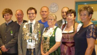Bild: exb
Von links: 1. Ritter Michael Baldauf, Bürgermeister Roland Strehl, Schützenkönig Christian Brunner, 2. Ritter Theo Brunner, Schützenliesl Hendrica Lottner, Schützenmeister Oliver Nitzbon, 2. Zofe Elisabeth Schönfelder und 1. Zofe Sabine Rieß.