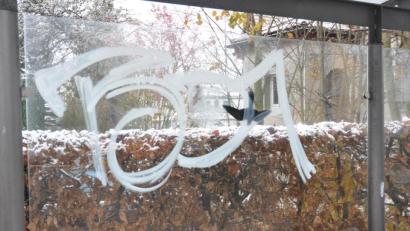 Bild: dob
Mit weißer Schuhcreme hat sich ein 34-jähriger Mann aus einem Vohenstraußer Ortsteil am Bushäuschen vor der AOK-Geschäftsstelle und weiteren Gebäuden verewigt. Er war betrunken