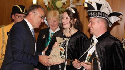 Bild: kro
Bürgermeister Franz Stahl übergibt an das neue Prinzenpaar Sarah I. und Ralph I. den Stadtsäckel und den Stadtschlüssel.