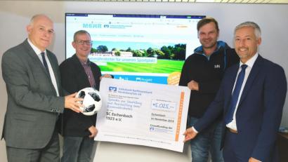 Bild: do
"Crowdfunding" hießi das Zauberwort, mit dem es dem SC Eschenbach gelang, mit Unterstützung der Volksbank/Raiffeisenbank Nordoberpfalz 5.025 Euro zum Kauf von Mäh-Robotern zu sammeln. Unser Bild zeigt bei der Übergabe des symbolischen Spendenschecks von links RB-Filialleiter Richard Götz, SCE-Vorstand Thomas Mikolei, Martin Neukam und RB-Regionalmarktleiter Stefan Schedl