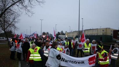 Bild: sne
500 Beschäftigte des Truppenübungsplatzes streiken und ziehen von der Lagerwache 3 zur Stadthalle. Sie fordern unter anderem sechs Prozent mehr Lohn.