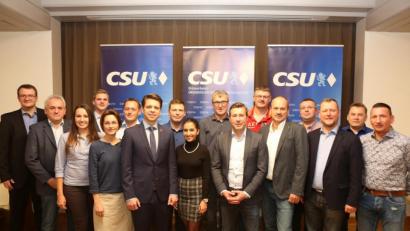 Bild: exb
Mit diesem Team möchte Bürgermeisterkandidat Achim Kuchenbecker die Mehrheit für die CSU im Ursensollener Gemeinderat erreichen (von links): Patrick Fröhlich, Josef Hummel, Marina Hofmann, Martin Fleischmann, Anja Paulus, Marco Preissler, Bürgermeisterkandidat Achim Kuchenbecker, Thomas Baumer, Annabell Matar, Dieter Stiegler, Stefan Wolfinger, Christian Wenkmann jr., Johann Fehlner, Markus Donhauser, Torsten Michl, Alexander Graf und Thomas Graml.