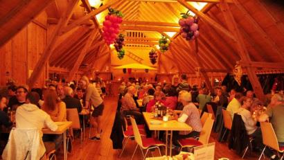 Bild: u
Das von Ortssprecher Erich Stauber initiierte und organisierte dritte Steiningloher Weinfest wird wieder zum vollen Erfolg. Im gemütlichen, jahreszeitgemäß dekorierten Kirwastodl gibt es bis weit nach Mitternacht ein volles Haus. Am Ende kommt ein Reinerlös von 1347 Euro für die Innenrenovierung der Dorfkapelle zusammen.